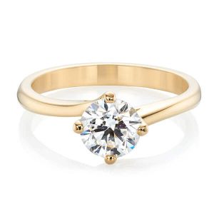 Round brilliant cut solitaire ring in yellow gold
