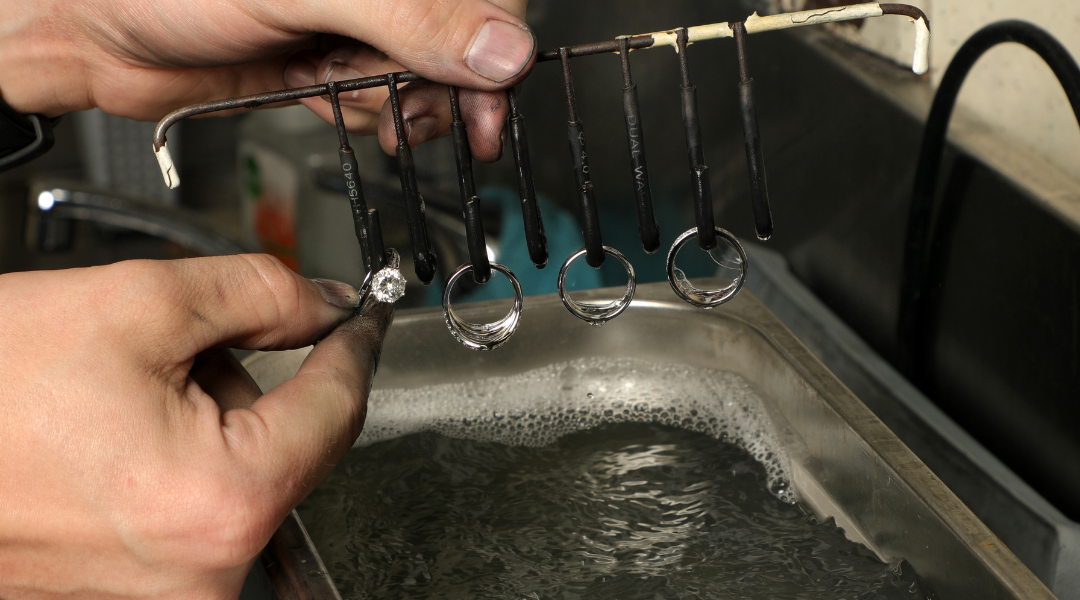 jeweller using ultrasonic