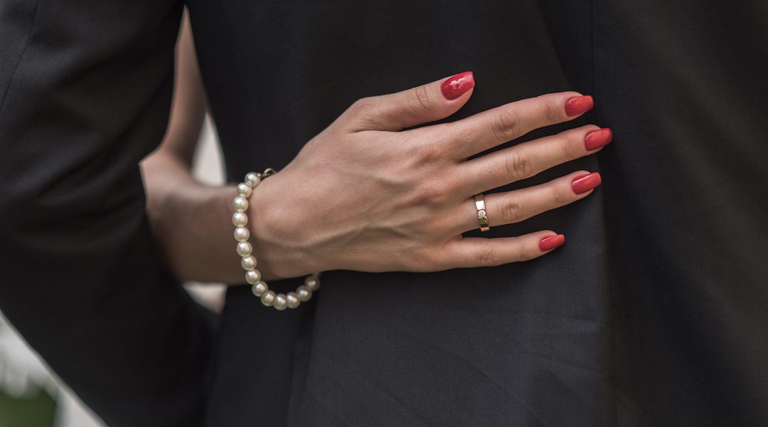 woman wearing pearl bracelet